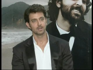 Hrithik Roshan's Heavy Makeup Keeps Priyanka Chopra Waiting - Bollywood News