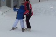 Düşe kalka kayak öğreniyorlar