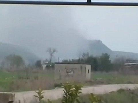فري برس ريف حماه المحتل حرق القلعة الاثرية في قلعة المضيق واكثر من 400 منزل القلعة تحترق 29 3 2012