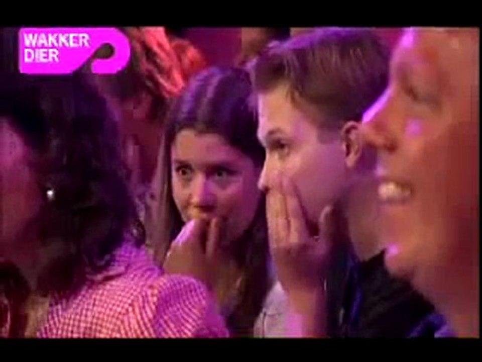 Il se fait gaver en direct à la télévision - Gavage Humain - Giel Beelen