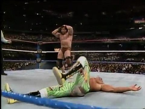 WWE-Universal.Fr - Ravishing Rick Rude VS Jimmy Snuka (WrestleMania VI)
