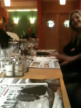 Un mec bourre qui chante a PizaPaÏ