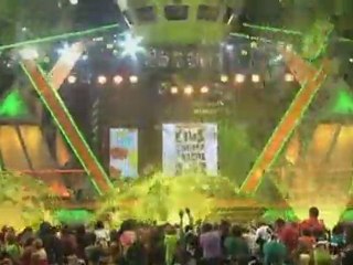 Taylor Swift dances to One Direction at Kids' Choice Awards