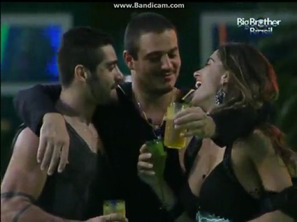 Yuri e Laisa se beijam ao lado da pista de dança!!!!!!!