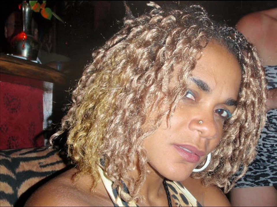 La poetesse Nathy Ebriet Loin de toi