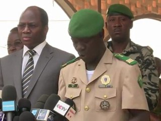 Mali: le chef de la junte annonce "rétablir" la Constitution