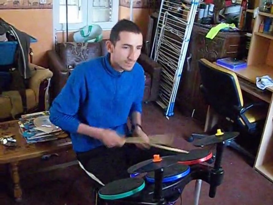 Gaël qui joue à la batterie sur xbox360