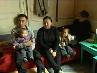 Une famille sans abri hébergée par un SDF