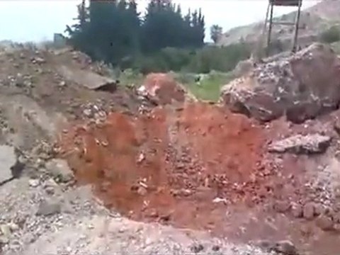 فري برس ريف حماه المحتل قلعة المضيق كيفية تقطيع الاغنام بعد وضع الحواجز الترابية في قلعة المضيق 1 4 2012