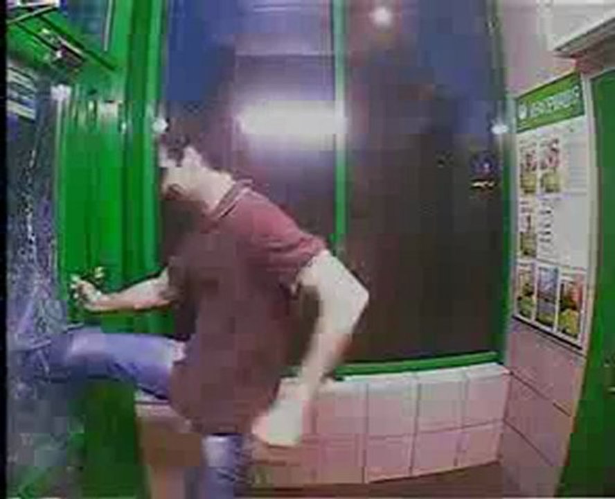 0485 - Régis bloqué dans un local de distributeur automatique