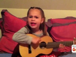 Nina, 4 ans, avec sa guitare