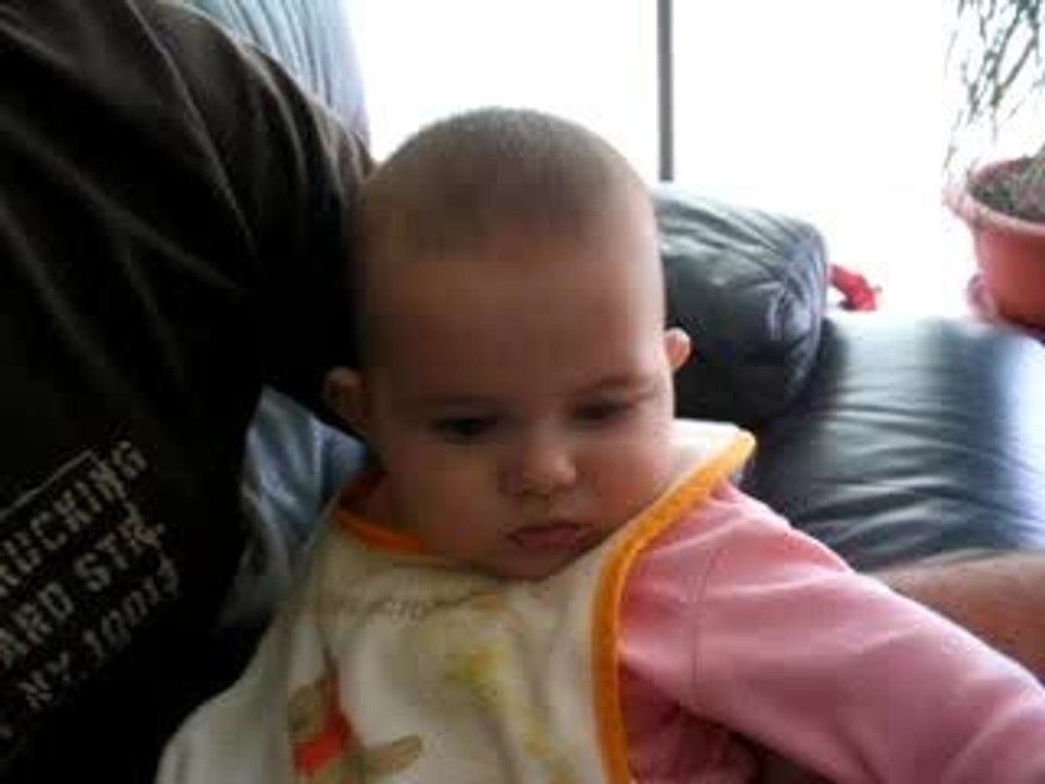 Chloé mange des pommes