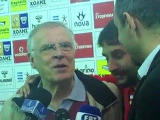 Ο Αμπντούν αγκαλιάζει Σάββα Θεοδωρίδη