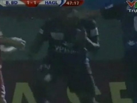 Bóng Ðá _ Paulo Perreira (HA.GL) cứa bóng về góc cao khung thành đội bóng đất Thủ