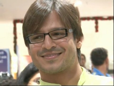 Vivek Oberoi Accused Of Smoking Hookah In Public - Bollywood Gossip