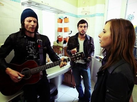 #044 LADYLIKE DRAGONS I SCENE DE BAIN ( saison 2 )