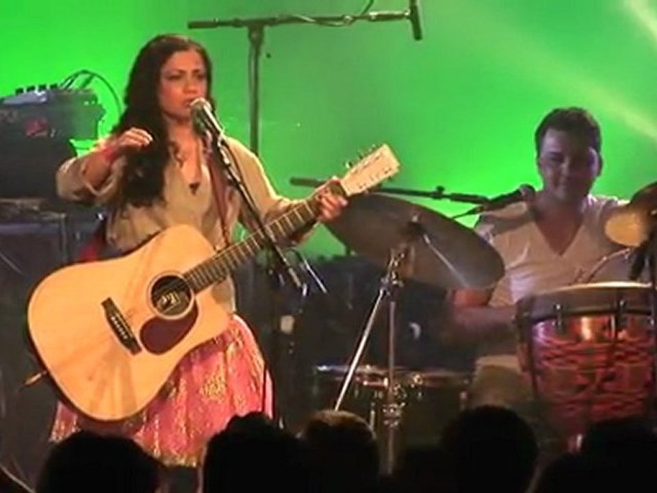 Emel Mathlouthi en concert sur la scène du festival Chorus