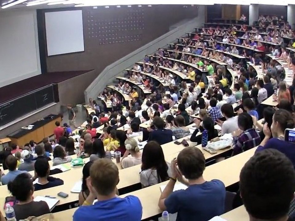 Zorro dans l'amphithéâtre interrompt le cours de Chimie
