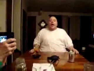 0486 - Homme imite un bébé qui pleure