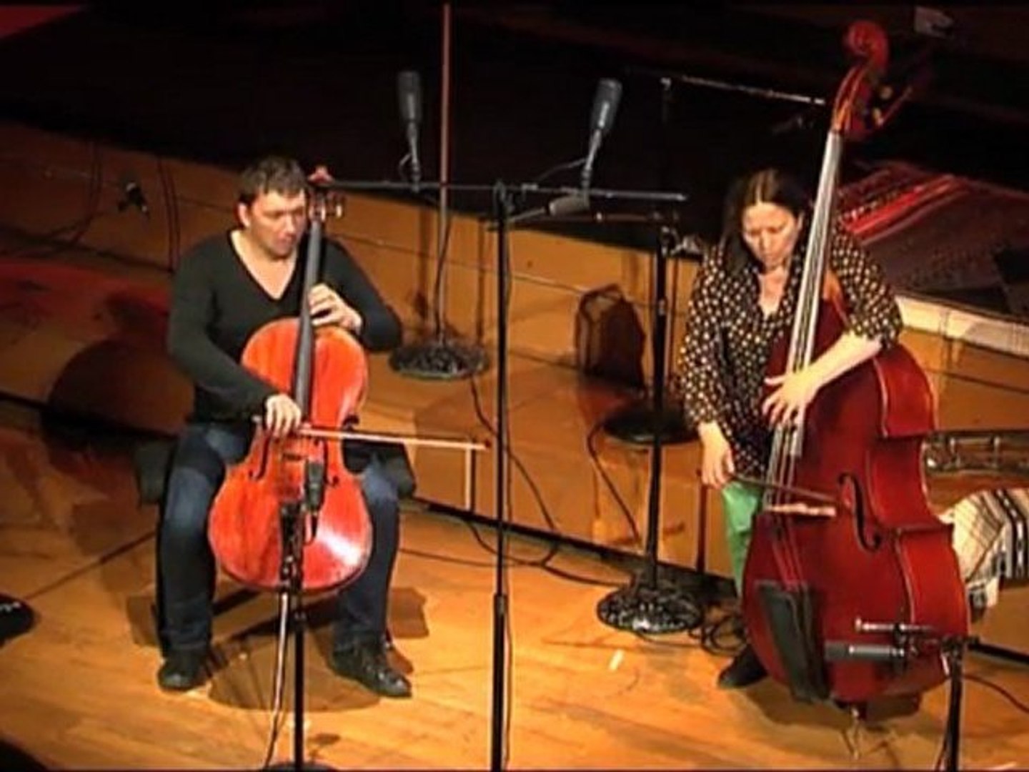A l'improviste - Joëlle Léandre, contrebasse et Vincent Courtois,  violoncelle - Vidéo Dailymotion
