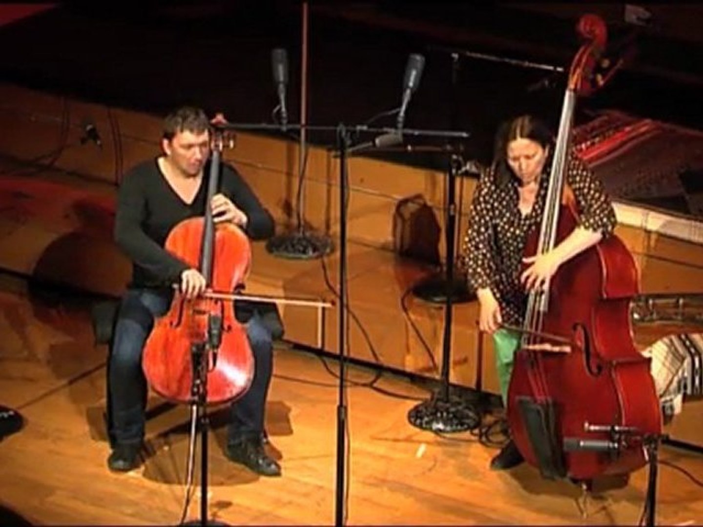 A limproviste - Joëlle Léandre, contrebasse et Vincent Courtois,  violoncelle - Vidéo Dailymotion