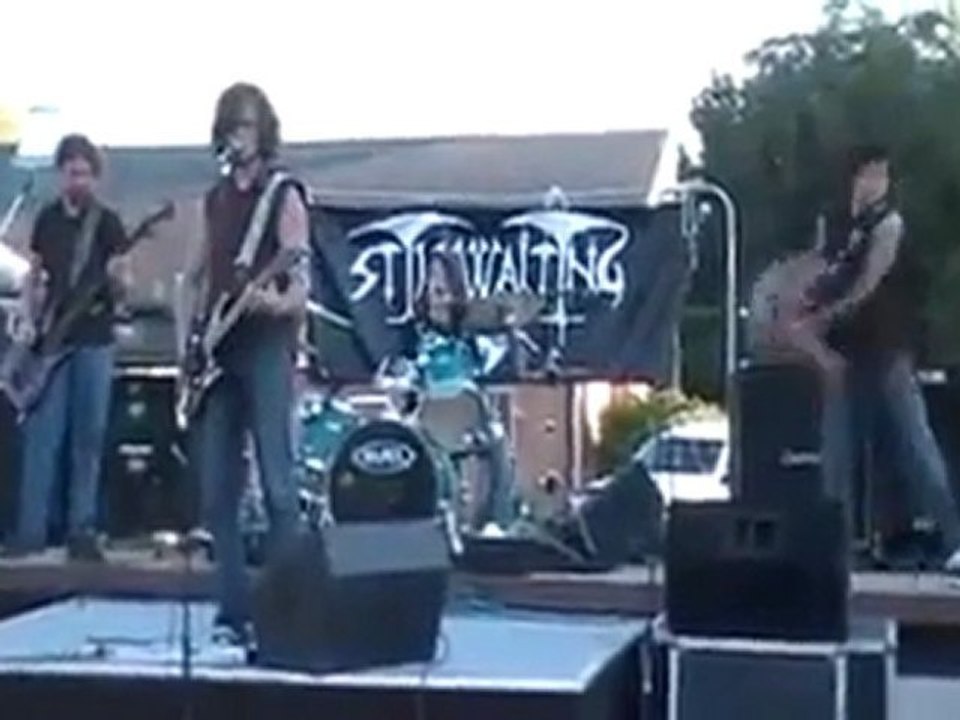 Gitarı çevirmeye çalıştı ancak..