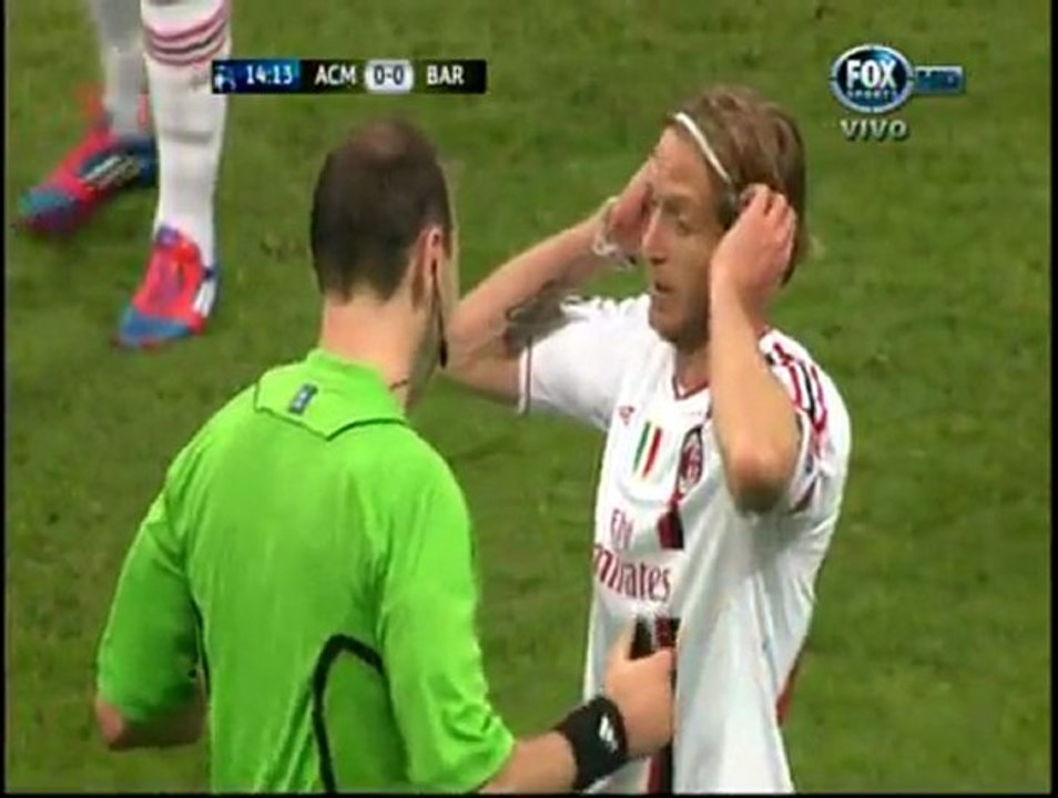Falta de Ambrosini a Messi ('14) - Milan vs Barcelona - Champions League 2011/2012