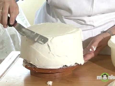 Cake Decorating - How to Put Icing on