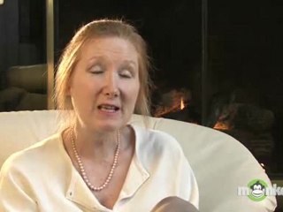 Are there any guidelines for setting up the first meeting when dating online?