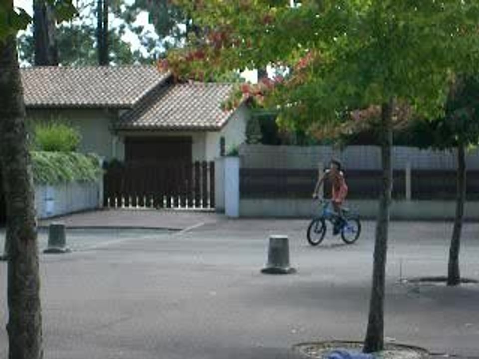Hugo fait du BMX