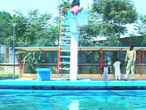 Inspirational Afghan swimmer heads for London