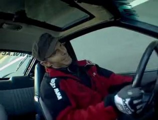 Araba ile iki teker üzerinde gitme rekortmeni