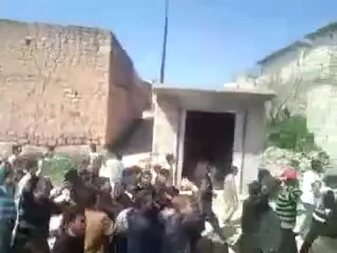 +18فري برس ادلب حاس الصور الأولى لإخلاء الشهداء من المجزرة 2 4 2012