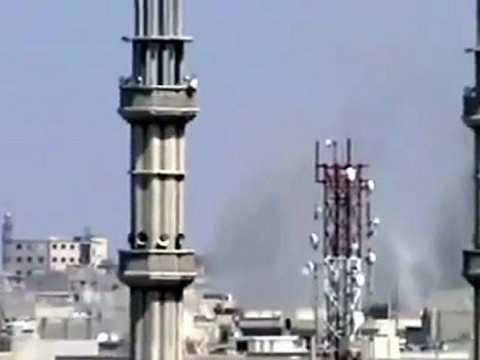 فري برس حمص تصاعد الدخان من حي دير بعلبة سبب قصف الحي من قبل عصابات بشار الأسد الجزء 3 4 2012