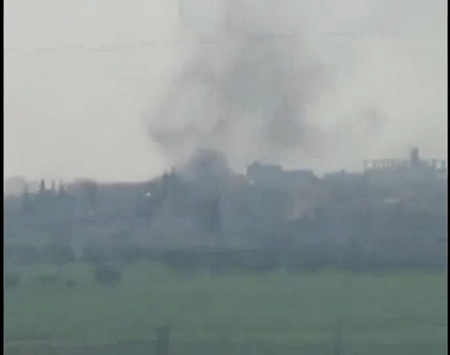 فري برس   إدلب تفتناز   احد المنازل المقصوفة والنيران تشتعل فيها