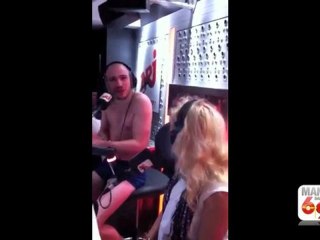 Vacher passe l'émission en slip !