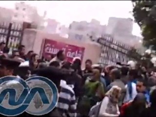 العشرات يتظاهرون امام "اون تي في "