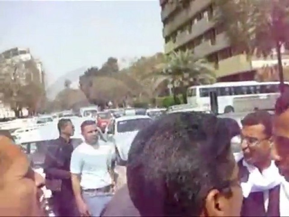 اشتباكات بين المتظاهرين وأصحاب السيارات بأسيوط بعد قطعهم الطريق