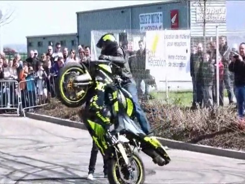 Fête de la moto Pôle moto de sevrey 2012   Stunt Simon MTZ