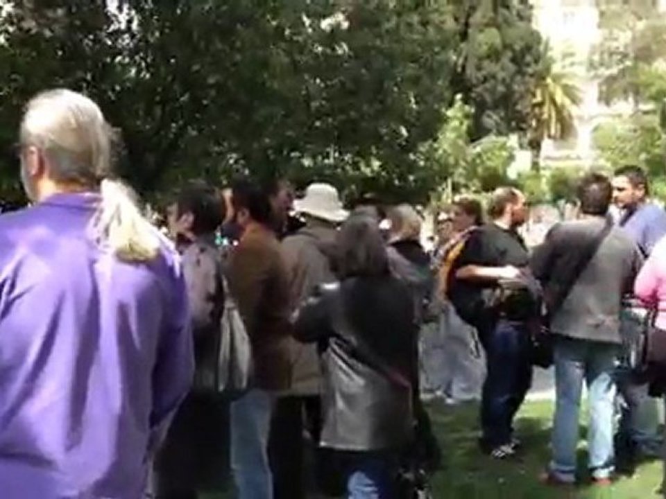 Κόσμος και σημειώματα στο σημείο που αυτοκτόνησε ο 77χρονος στο Σύνταγμα