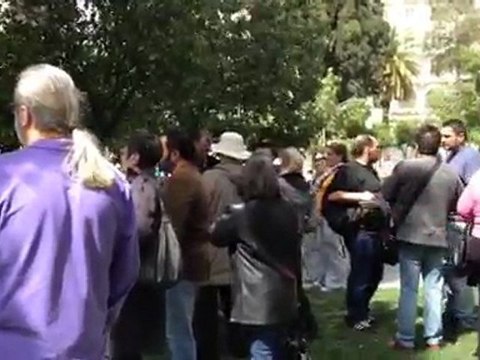 Κόσμος και σημειώματα στο σημείο που αυτοκτόνησε ο 77χρονος στο Σύνταγμα