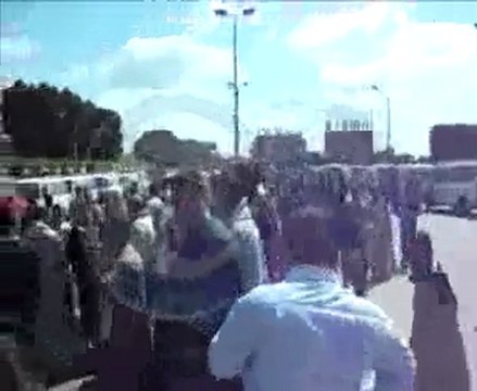 سائقو مركز أبنوب يقطعون الطريق الرئيسى للمطالبة برفع الأجرة 25 2 2012