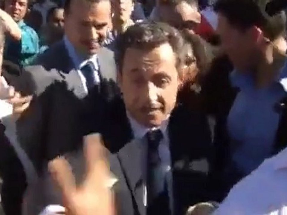 Nicolas Sarkozy insulté  :  "Pauvre con va ! On va te faire la mort dans les urnes !" Ile de la Réunion
