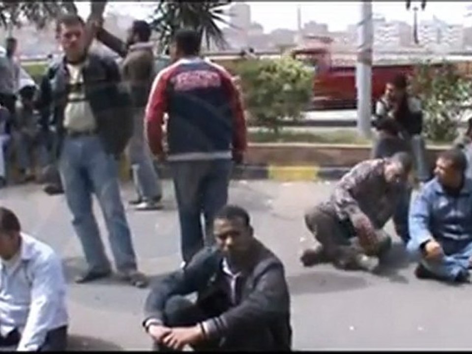 قطع كورنيش بنها بسيارات الأجرة للمطالبة بموقف لها وتهديد بقطع الزراعي