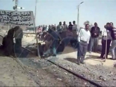 العاملين بشركة النيل لحليج الاقطان يقطعون السكة الحديد بالمنيا