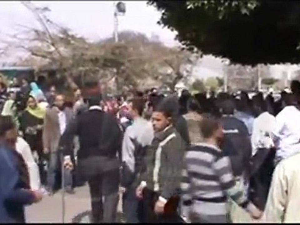 مئات المعلمين يحتجزون محافظ القليوبية بمكتبه للمطالبة بالتثبيت