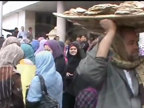 تظاهرة بالخبز واخري للفتيات من اجل الامن واخري لاضراب السائقين واخري للتثبيت