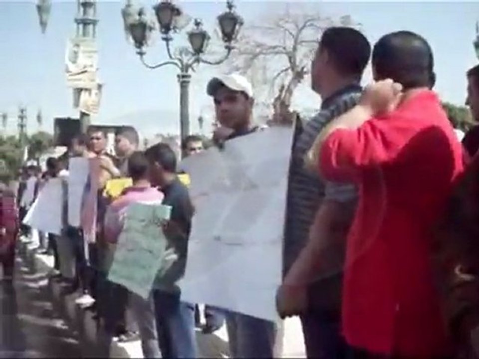 وقفه احتجاجيه لاهالي قريه بالمنيا امام مبني المحافظة للمطالبه بعودة النشاط الرياضي لمركز الشباب
