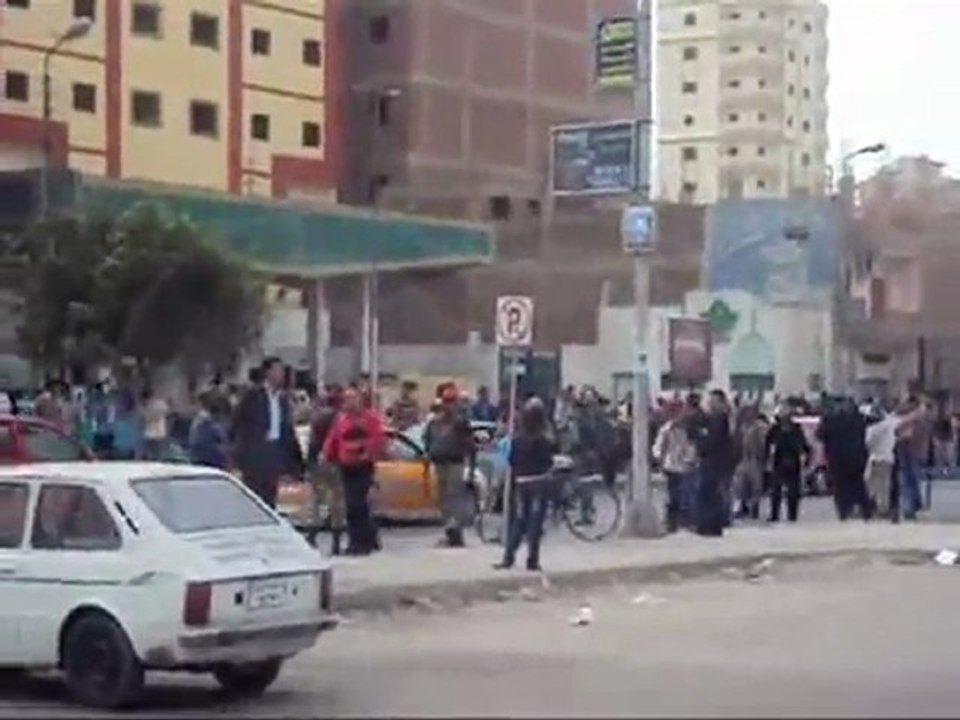 الجيش يتدخل لأعادة فتح طريق مجمع المحاكم بعد قطع أقارب متهمين له أعتراضا على حبس أحدهم