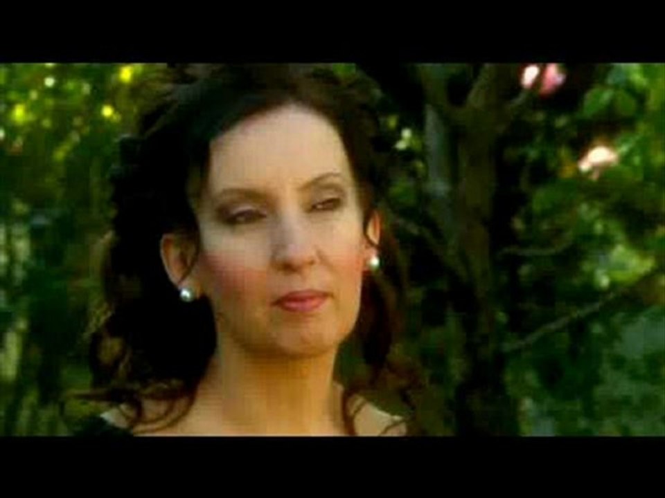 Aylin ŞENGÜN TAŞÇI - KİRPİKLERİN GÖLGESİ  GÜLLERLE BEZENMİŞ